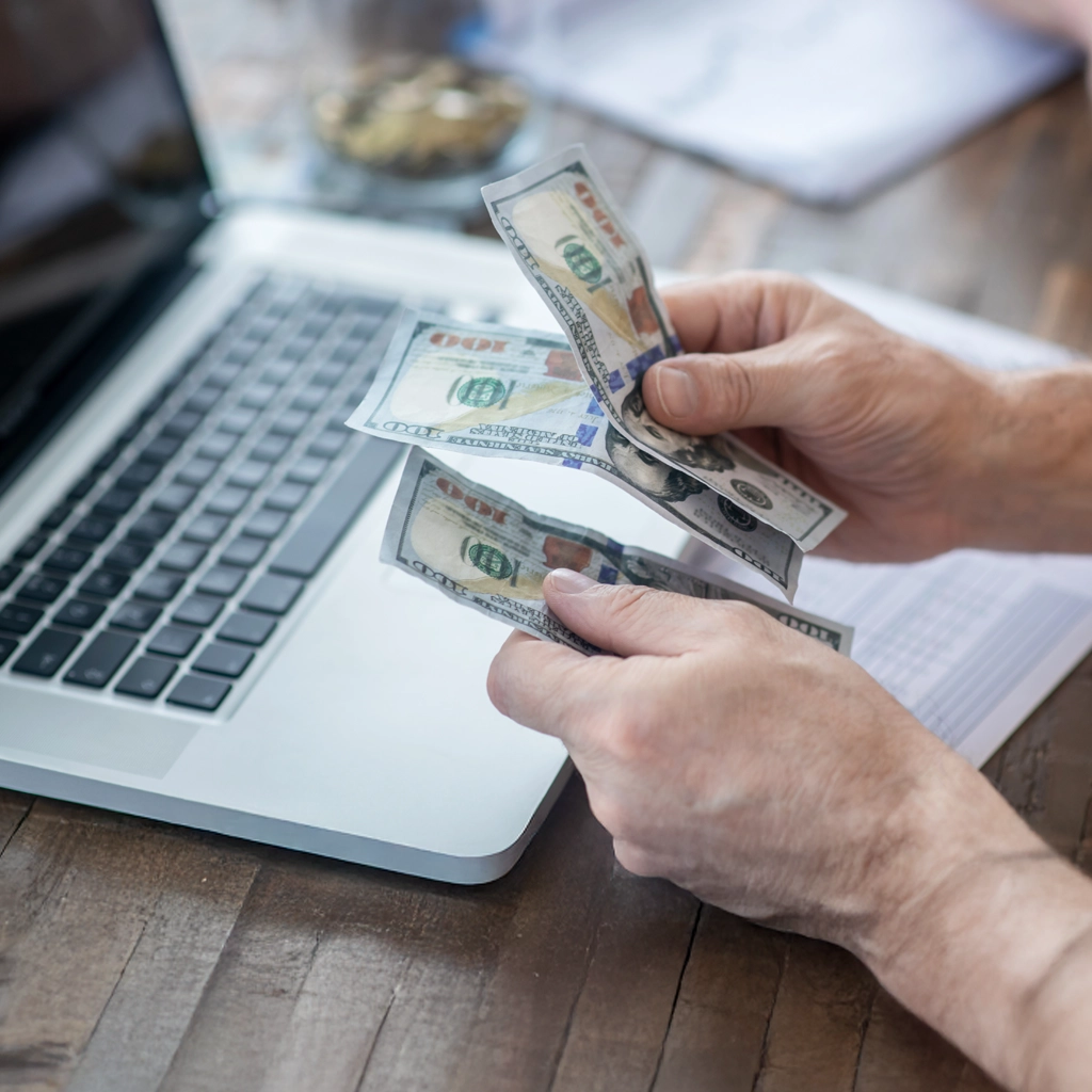 The success of a software project depends on the chosen pricing model. With a fixed-price option, you know the total cost upfront, which helps with budgeting, but it may be less flexible if changes occur.